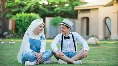 بالصور.. عروسان من المنيا يكسران روتين حفل الزفاف بـ«شورت وجمبسوت»