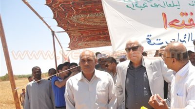 بالصور.. محافظ أسوان يطلق إشارة بدء موسم حصاد القمح