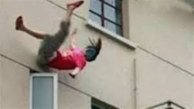 سيدة تلقى بنفسها من الطابق الثاني بعد تعدي صاحب مقهى عليها بالخصوص