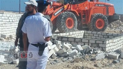 بالصور.. إزالة 7 محال بدون ترخيص في حملة مكبرة بمطروح