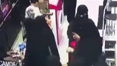 بالفيديو.. لحظة سرقة زبائن محل بالرياض