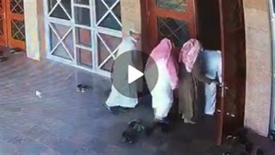 7 لصوص يسرقون المارة والمصلين في الرياض (فيديو)