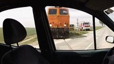 بالفيديو.. تصوير بطيء لقطار يسحق سيارة