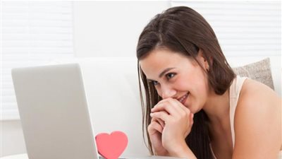 «زواج أون لاين» شباب يطلبون الارتباط من خلال مواقع الإنترنت.. وتحذيرات من الوقوع في الفخ.. «الملاح»: سبب في فضح البنات على«فيس بوك».. وقانوني: العقد شرط الاعتراف بالقران