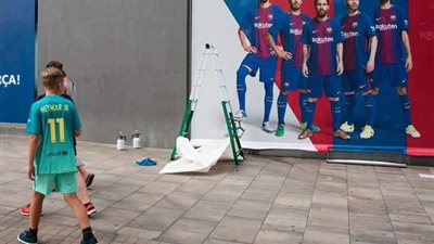 بالصور.. برشلونة تزيل صورة «نيمار» من محيط ملعب كامب نو
