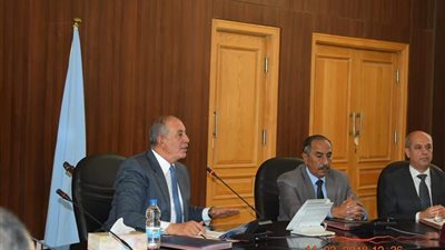 سيارات إسعاف لنقل المرضى إلى اللجان الانتخابية في البحر الأحمر (صور)