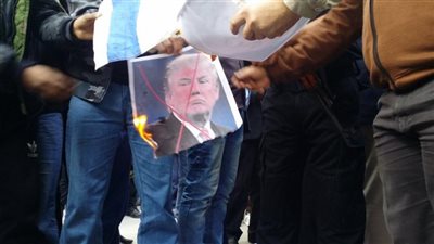 حرق الأعلام الإسرائيلية وصور «ترامب» في مسيرة برفح (صور)