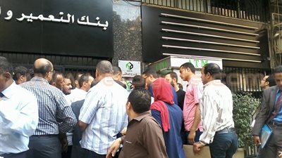 بالصور..إقبال ملحوظ على شراء كراسات شروط حجز الأراضي ببنك التعمير