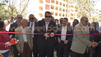 بالفيديو والصور.. محافظ الفيوم يفتتح معرض أثاث المدارس
