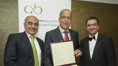 الصديق عمر الكبير يحصل على جائزة جمعية المصرفيين العرب