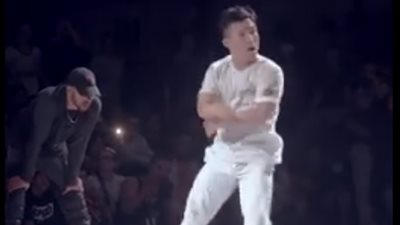 بالفيديو.. رقص شاب مقلوبا رأسا على عقب يثير ضجة