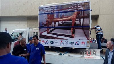 السرير الجنائزي وعجلة توت عنخ آمون الحربية تصل المتحف الكبير