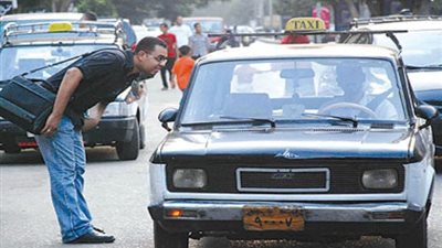السيارات القديمة تنتظر مصير «التاكسي الأسود».. البيئة تبدأ خطة استبدالها للحد من التلوث.. 4 سنوات للتنفيذ.. خبراء  يشيدون بالخطوة.. شعلان: نحتاج للتسويق.. وعصام شرف: تزيد من الاستثمارات الأج