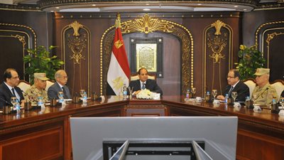 السيسي في وزارة الداخلية.. يحيي رجال الشرطة في ضبط الأمن وترسيخ الاستقرار.. يتفقد مركز المعلومات وإدارة الأزمات.. ويعرب عن تطلعه لمشاركة المواطنين بكثافة في الانتخابات الرئاسية