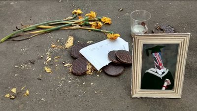 شخص يبني ضريحا لقطع بسكويت سقطت على الأرض