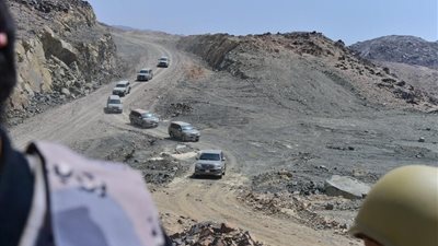 بالصور.. أمير سعودي على خط النار بالحدود اليمنية