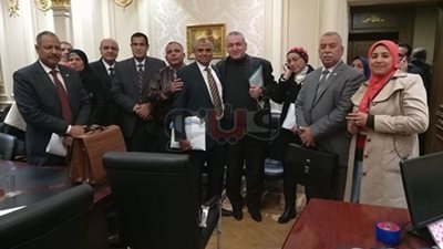 نواب الوادي الجديد يلتقون بلجنة القوى العاملة لحل مشكلات عمال التشجير