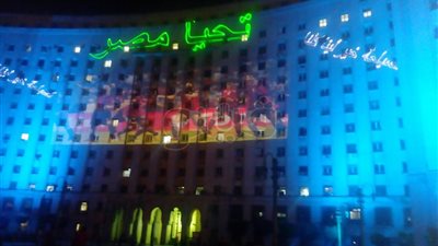 بالفيديو والصور.. إضاءة مجمع التحرير بالليزر