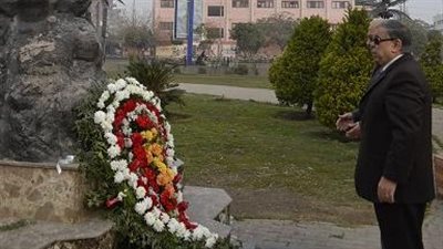 إكيل من الزهورعلى النصب التذكارى لشهداء يناير بالفيوم