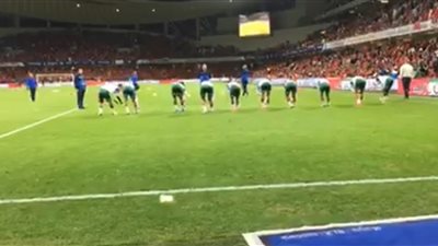 لاعبو المصري يؤدون عمليات الإحماء استعدادا للسوبر (فيديو)