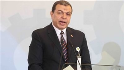 وزير القوى العاملة يسلم اليوم 75 عاملا عقود عملهم بإحدى دول الخليج