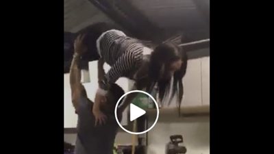 بالفيديو.. رجل يتسبب في سقوط مروع لصديقته