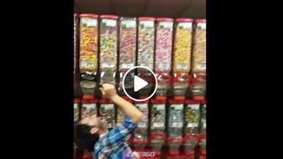 بالفيديو.. شاب يتسبب في كارثة داخل سوبر ماركت بسبب هزاره