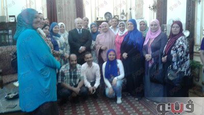 موظفو آداب القاهرة يلتقطون الصور التذكارية مع رئيس الجامعة الجديد