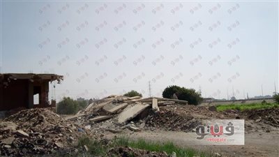 بالصور.. إزالة عمارة متعدية على حرم الطريق الحر بالقليوبية