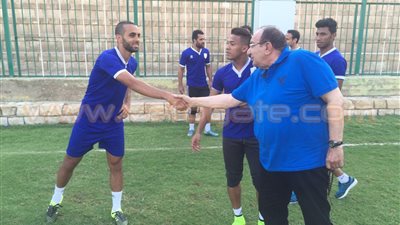 بالصور.. عادل فتحي يتابع تدريبات المقاولون استعدادا لـ«المقاصة»