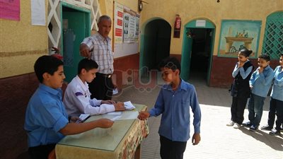 بالصور.. مدرسة تجري تجربة عملية لتعليم تلاميذها الانتخابات في قنا