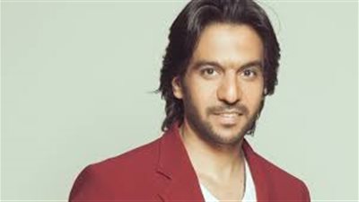 بهاء سلطان في دبي لتوثيق صفحته على «فيس بوك» ببصمة الوجه