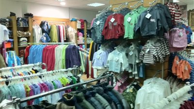 انتشار العلامات التجارية المقلدة بالأسواق.. غياب الرقابة وانخفاض الأسعار كلمة السر.. «الملابس الجاهزة»: لا تمثل نسبة كبيرة في السوق.. «الأدوات المنزلية»: ضعف الثقة بالمنتجات المحلي