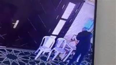 بالفيديو.. لحظة سرقة صندوق تبرعات من داخل مسجد بالأردن