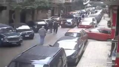 بالفيديو.. كاميرات المراقبة ترصد لحظة سرقة سيارة في جراج بالإسكندرية