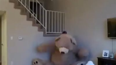 بالفيديو.. رجل ينفذ مقلبا مرعبا في زوجته