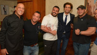 بالصور.. أشرف عبدالباقي ونجوم مسرح مصر يستقبلون البيج رامي