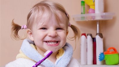 أخصائي أطفال: الاهتمام بأسنان الطفل.. منذ ولادته