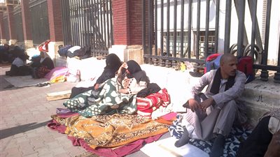 لليوم الخامس.. أهالى أوراسكوم يواصلون الاعتصام أمام محافظة القاهرة