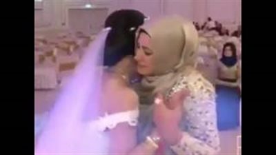 بالفيديو.. رقصة بين عروس وأمها تتسبب في بكاء المعازيم