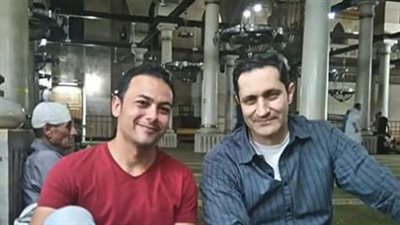 أول ظهور لعلاء مبارك داخل مسجد السيدة زينب