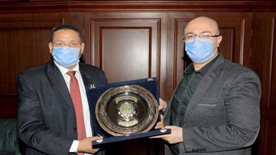 محافظ بني سويف خلال تكريم عضو الشيوخ: المجتمع المدني شريك في التنمية