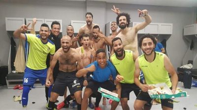 لاعبو المقاولون يحتفلون في غرفة خلع الملابس بثنائية الزمالك | صور
