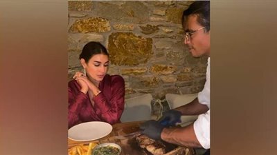 الشيف نصرت يستعرض مهارته في تقطيع اللحوم أمام ياسمين صبري | فيديو