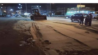 حي ثالث بالإسماعيلية يواصل القضاء على  أكوام القمامة في حملات ليلية | صور