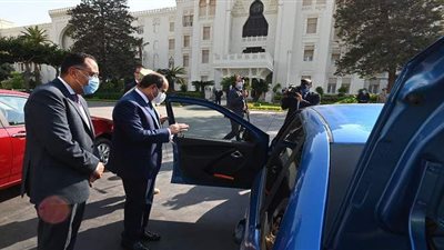 لحظة تفقد السيسي عددا من نماذج السيارات الحديثة لكبرى الشركات العالمية والمصنعة محليا