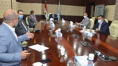 وزير الإسكان يستعرض مخطط تطوير قطعتي أرض لشركات قطاع الأعمال بمحور المحمودية