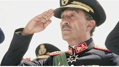 الرئيس السادات يطالب الصحفيين بالنقد البناء