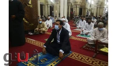 نائب محافظ قنا يحضر بسجادته لأداء أول صلاة جمعة بمسجد القنائي | صور