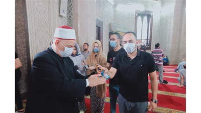 توزيع الكمامات الطبية بمسجد المرسي أبو العباس فى الإسكندرية
